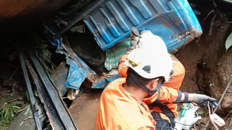 Proses evakuasi korban kecelakaan masuk jurang di rimbo Malampah, Kecamatan Simpati, Kabupaten Pasaman, Rabu (29/1/2025). ANTARA/HO-BPBD Pasaman