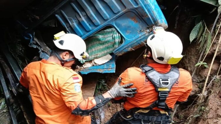 Tim SAR Gabungan Evakuasi Korban Truk Masuk Jurang di Pasaman, 2 Orang Dilarikan ke Rumah Sakit 1 Proses evakuasi supir truk colt diesel Yoga (23) dari dalam jurang Rimbo Malampah, Nagari Simpang Utara, Kecamatan Simpati, Kabupaten Pasaman, Rabu (29/1/2025).ANTARA/HO-Basarnas Pos Pasaman