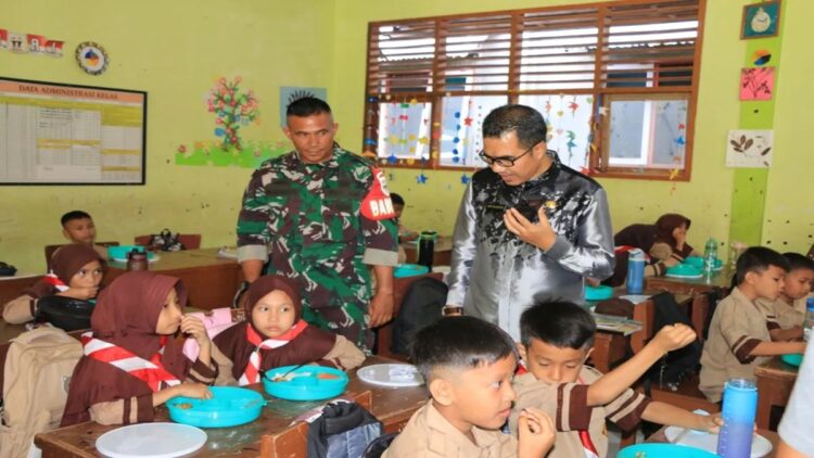 Pelaksana Tugas Kepala Dinas Pendidikan Pemuda dan Olahraga Kota Pariaman Riky Falantino meninjau pelaksanaan program MBG di Pariaman, Kamis. (Antara/HO-Diskominfo Pariaman)