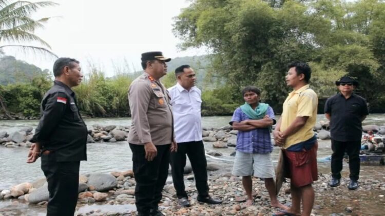 Operasi Polres Pasaman tentang aktifitas tambang ilegal di Muaro Tambangan, Nagari Cubadak Barat, Kecamatan Dua Koto, Kabupaten Pasaman, Kamis (30/1/2025).ANTARA/Heri Sumarno