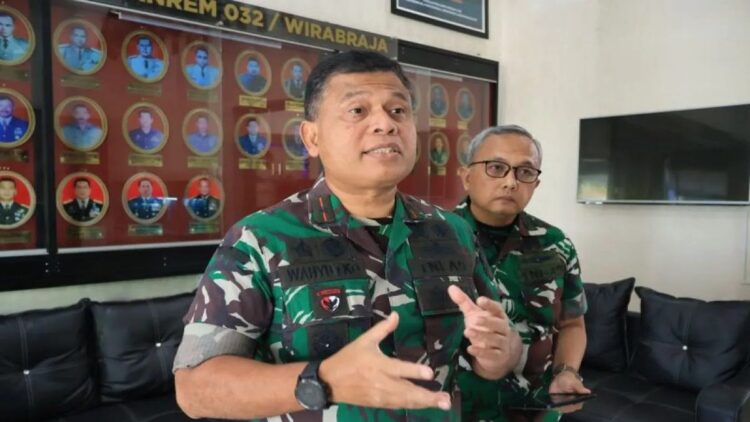 Komandan Korem (Danrem) 032/Wirabraja Brigjen TNI Wahyu Eko Purnomo saat diwawancarai di Padang, Rabu (22/1/2025). (ANTARA/Muhammad Zulfikar)