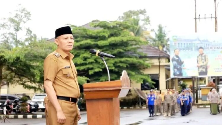 Bupati Pasaman, Sabar AS di halaman kantor Bupati, Senin. (Antara)