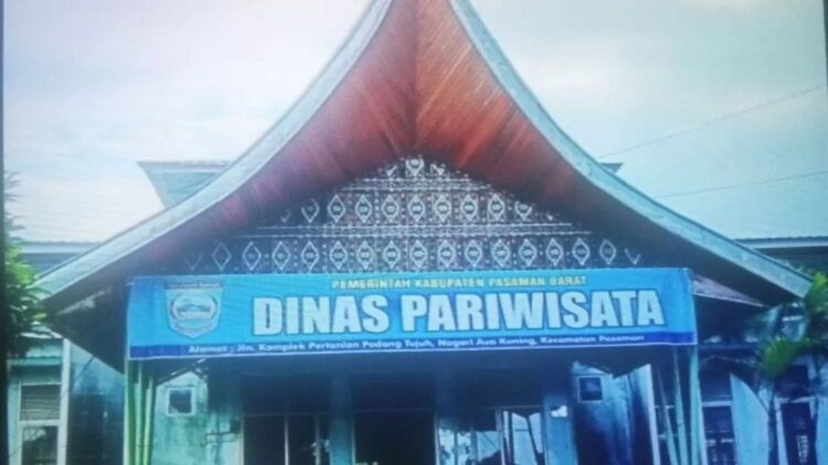Kantor Dinas Pariwisata Pasaman Barat. Dinas itu pada 2025 akan melakukan sejumlah kegiatan pelatihan bagi pelaku ekonomi kreatif nantinya. (Antara/Altas Maulana)