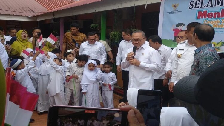 Menko Pangan Zulkifli Hasan berdiskusi bersama anak-anak pada ujicoba Program MBG di PAUD Asoka, Makassar, Jumat (17/1/2025). (ANTARA/Abd Kadir)