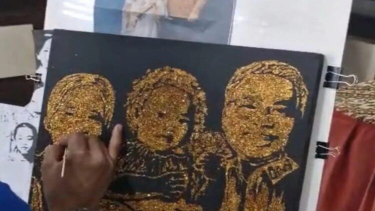 Lukisan Warga Binaan Lapas Suliki Dibeli Wakil Menteri Kominfo, Dapat Apresiasi Tinggi 1 WBP Deni saat mengerjakan lukisan dengan teknik goitter pesanan dari Wakil Menteri Komdigi Angga Raka Prabowo. ANTARA/HO-Lapas Suliki