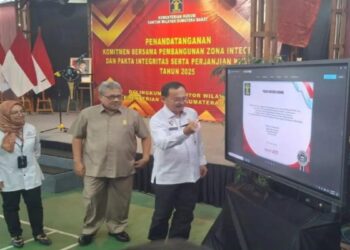 Kemenkumham Sumbar Tanda Tangani Komitmen Zona Integritas, Tingkatkan Pelayanan Publik Bebas Korupsi 1 Kemenkumham Sumbar Tanda Tangani Komitmen Zona Integritas, Tingkatkan Pelayanan Publik Bebas Korupsi
