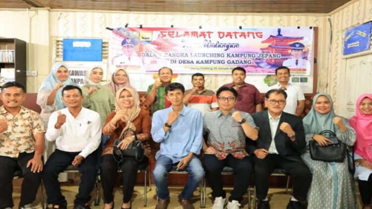 Foto bersama Kepala Desa Kampung Gadang, Kota Pariaman dengan Kepala Dinas Penanaman Modal Pelayanan Terpadu Satu Pintu dan Tenaga Kerja Kota Pariaman. Antara/HO-Diskominfo Pariaman