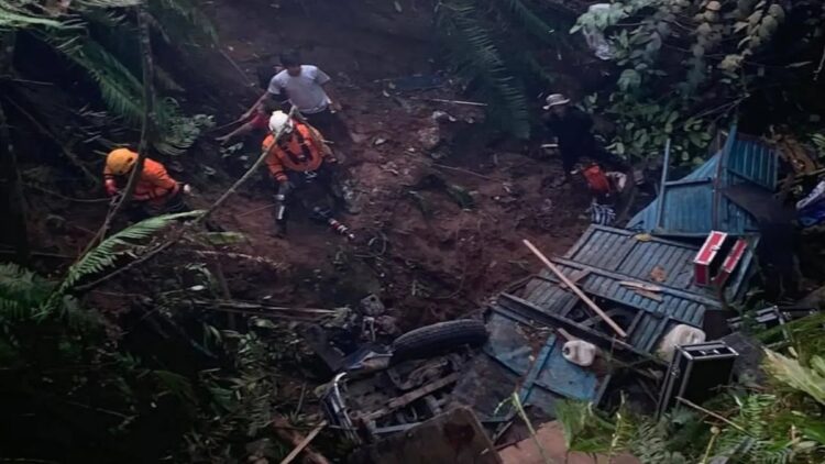 Truk colt diesel masuk jurang di Rimbo Malampah, Kecamatan Simpati, Kabupaten Pasaman, Rabu (29/1) sekitar pukul 02.00 WIB dini hari tadi.ANTARA/HO-Polsek Bonjol