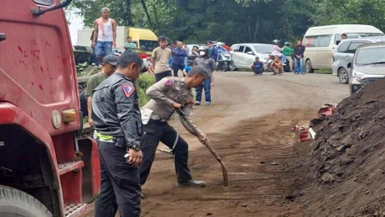 Begini Penjelasan Polresta Padang terkait Kendala Penanganan Macet Parah di Sitinjau Lauik 1 Polisi bersama warga melakukan evakuasi secara manual terhadap truk batubara yang terguling. (Foto: Istimewa)