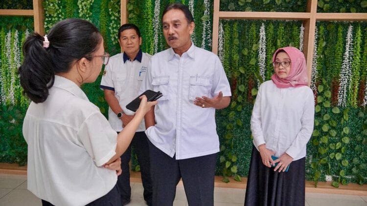 Inspektur Jenderal Kementerian ATR/BPN, Dalu Agung Darmawan saat diwawancarai di Kantor Itjen Kementerian ATR/BPN. (dok. ATR/BPN)