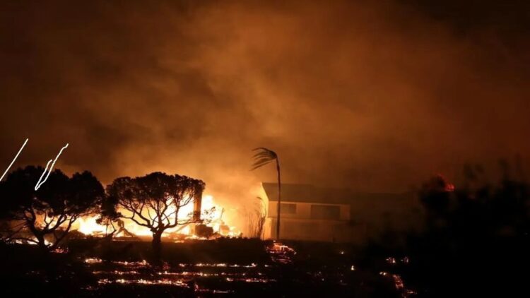 Sebuah rumah dilalap api saat terjadi kebakaran Palisades di Pacific Palisades, Los Angeles, California, Amerika Serikat, pada 7 Januari 2025. (ANTARA/Xinhua/Qiu Chen)