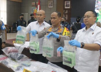 Kapolda Sumbar memperlihatkan barang bukti kasus pembunuhan. (dok. Bidhumas)