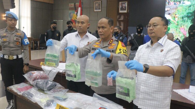 Kasus Mayat di Jurang Sitinjau Lauik Terungkap, Bermula dari Jual Beli Narkoba 1 Kapolda Sumbar memperlihatkan barang bukti kasus pembunuhan. (dok. Bidhumas)