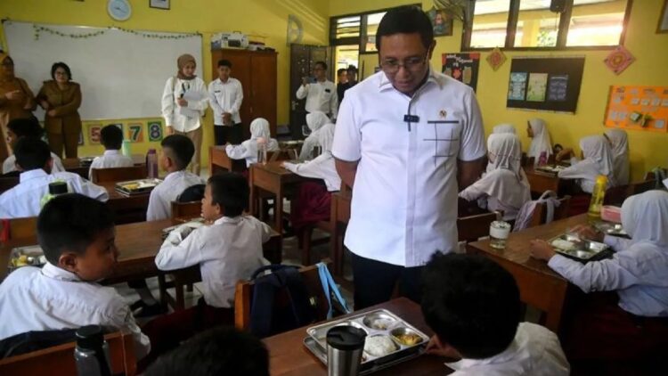 Kepala Kantor Komunikasi Kepresidenan Hasan Nasbi (kedua kanan) berbincang dengan siswa saat meninjau pelaksanaan program Makan Bergizi Gratis di SDN Kedung Badak 1, Tanah Sareal, Kota Bogor, Jawa Barat, Senin (6/1/2025). ANTARA FOTO/Arif Firmansyah/foc/pri.