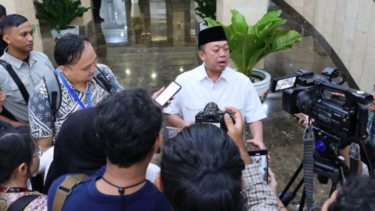 Menteri Nusron saat diwawancarai sejumlah wartawan. (dok. atr/bpn)