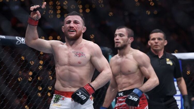 Merab Dvalishvili Raih Unanimous Decision, Umar Nurmagomedov Telan Kekalahan Pertama di UFC 1 Merab Dvalishvili selebrasi usai kalahkan Umar Nurmagomedov dalam laga UFC 311. (dok. AFP)