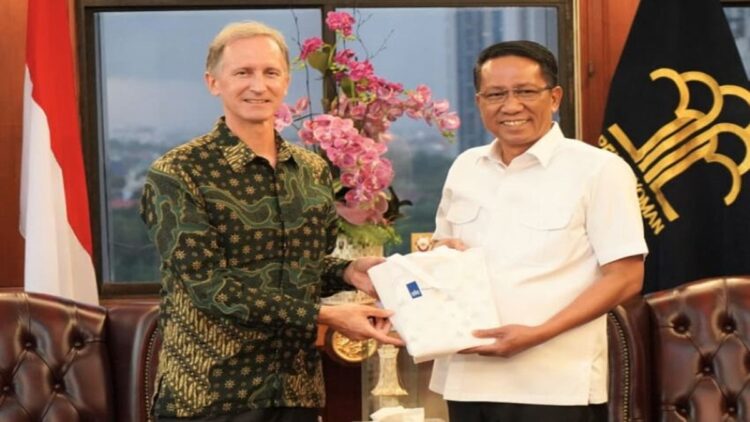 Kemenkum RI Percepat Pengajuan Ekstradisi Buron Kasus KTP-el Paulus Tannos 1 Menteri Hukum (Menkum) RI Supratman Andi Agtas (kanan) menerima kunjungan Dubes Kerajaan Belanda Marc Gerritsen (kiri) di Jakarta, Selasa, 21 Januari 2025. (ANTARA/HO-Kementerian Hukum RI)