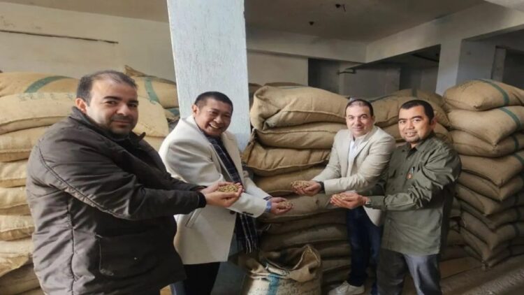 Mesir jadi Pasar Unggulan Ekspor Kopi Indonesia, Dubes Soroti Potensi Pasar yang Terus Meningkat 1 Atase Perdagangan KBRI Kairo M. Syahran Bhakti bersama perwakilan perusahaan ekspor-impor makanan Fayoumi saat meninjau penerimaan impor 39.6 ton bijih kopi robusta produksi perusahaan Malang, Jawa Timur, di gudang perusahaan Fayoumi di Kota Fashn, Provinisi Bani Suef, Mesir, Kamis (23/1/2025). (ANTARA)