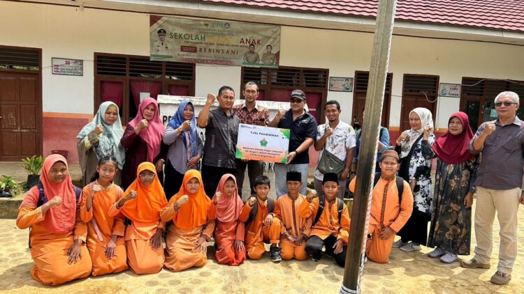 PTPN IV Regional 4 Bantu Perbaikan Pagar SD 145 Desa Muhajirin 1 Pagar pembatas gedung sekolah negeri di Kabupaten Muaro Jambi tersebut telah selesai dibangun dan diperbaiki oleh PT Perkebunan Nusantara (PTPN) IV Regional 4 melalui Kebun Ness Batanghari – Kabupaten Batanghari.