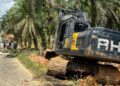 PTPN IV Regional 4 Peduli Perbaiki Jalan Amblas Desa Kampung 9 Kabupaten Batanghari 6 PTPN IV Regional 4 bantu jalan amblas. (dok. istimewa)