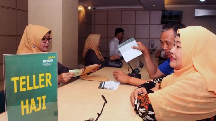 Ilustrasi - Petugas Bank Mandiri Syariah melayani calon jemaah haji melakukan pelunasan Biaya Penyelenggaran Ibadah Haji (BPIH) di Kantor Cabang Mandiri Syariah Area Bekasi, di Bekasi, Jawa Barat. (ANTARA FOTO/Risky Andrianto. )