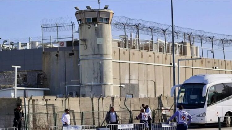 Hamas Bebaskan Tiga Sandera Israel dalam Gencatan Senjata, Palang Merah Terima Penyerahan di Gaza 1 Layanan Penjara Israel akan mulai memindahkan tahanan Palestina ke dua fasilitas penjara, di mana mereka akan dibebaskan pada Minggu (19/1/2025) setelah gencatan senjata di Gaza diberlakukan. ANTARA/Anadolu/py