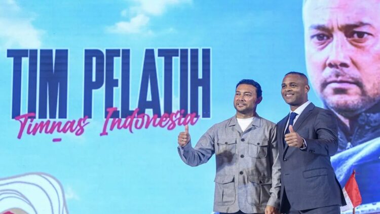 Patrick Kluivert Soroti Pentingnya Komunikasi Terbuka dengan Klub Liga 1 1 Pelatih Timnas Indonesia Patrick Kluivert (kanan) berfoto dengan Asisten Pelatih Timnas Indonesia Denny Landzaat (kiri) saat acara perkenalan Pelatih Baru Timnas Indonesia di Jakarta, Minggu (12/1/2025). ANTARA FOTO/Muhammad Adimaja/nym. (ANTARA FOTO/MUHAMMAD ADIMAJA)