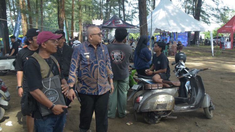 Andree Algamar Membaur Bersama Ratusan Pecinta Vespa pada Iven TBSS ke-30 di Padang 1 Pj Wako Padang hadir di acara komunitas pecinta vespa di Sumbar. (dok. Prokopim)