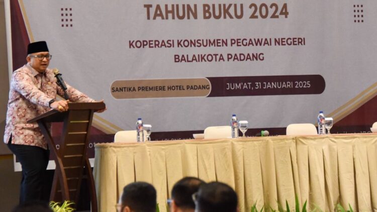 Pj Wako beri sambutan dari acara Rapat Anggota Tahunan tahun buku 2024. (dok. Prokopim)