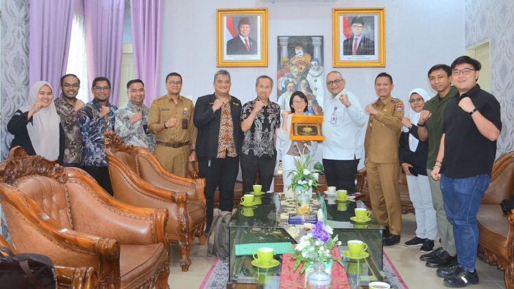 Pemko Padang Bahas Pengelolaan Sampah Bersama IGES Jepang 1 Pj Wali Kota Padang Andree Algamar menerima perwakilan dari IGES Jepang. (dok. Humas)