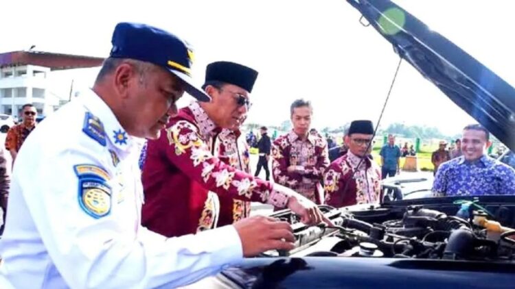 Pj Wako Sonny pemeriksaan kendaraan dinas agar dapat berfungsi secara optimal dan memberikan kontribusi maksimal. (ANTARA/ Isril Naidi)