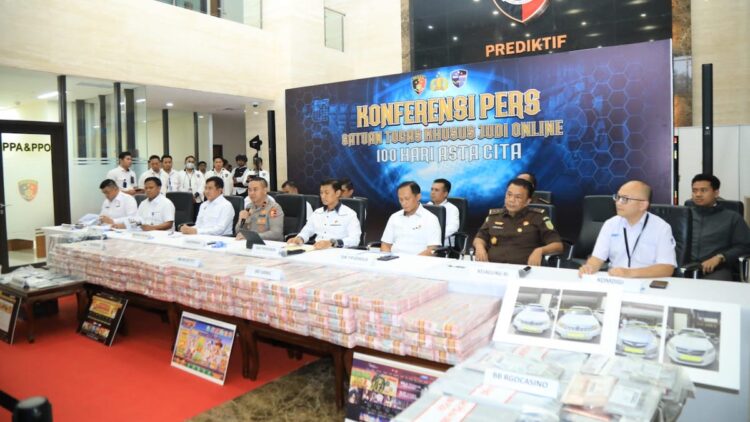 Polri Ungkap Tiga Kasus Besar Judi Online dengan Aset Rp61 Miliar 1 Mabes Polri mengungkap kasus judi online dengan miliaran rupiah yang memiliki jaringan Internasional. (dok. Divhumas Polri)