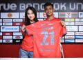 Tak Jadi ke Semen Padang FC, Menantu Andre Rosiade Ternyata ke Klub Ini 7 Pratama Arhan bersama istrinya Azizah Salsha usai diresmikan sebagai pemain Bangkok United. (dok. istimewa)