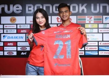Pratama Arhan bersama istrinya Azizah Salsha usai diresmikan sebagai pemain Bangkok United. (dok. istimewa)