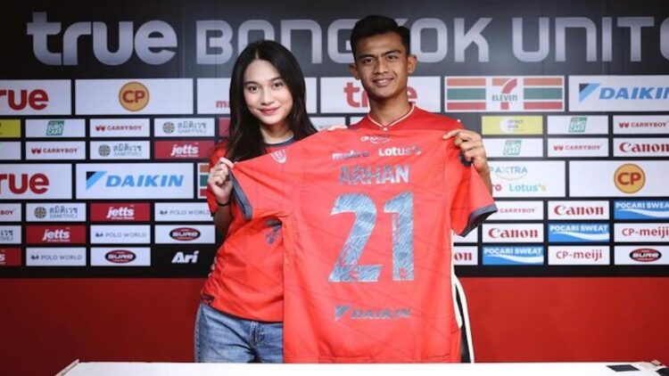 Tak Jadi ke Semen Padang FC, Menantu Andre Rosiade Ternyata ke Klub Ini 1 Pratama Arhan bersama istrinya Azizah Salsha usai diresmikan sebagai pemain Bangkok United. (dok. istimewa)