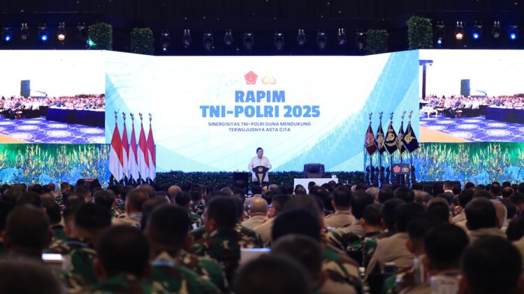 Presiden Prabowo: TNI dan Polri Harus Selalu Mawas Diri dan Koreksi Diri 1 Presiden Prabowo saat memberikan sambutan di acara Rapim TNI Polri 2025. (dok. PCO RI)