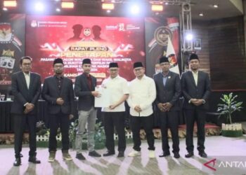 KPU Kota Bukittinggi menyerahkan surat keputusan penetapan Wali Kota dan Wakil Wali Kota terpilih Pilkada 2024 kepada Pasangan Ramlan Nurmatias dan Ibnu Asis (dok. Antara/Al Fatah)