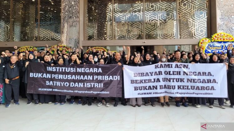 Ratusan pegawai Aparatur Sipil Negara (ASN) dari Direktorat Jenderal Pendidikan Tinggi (Ditjen Dikti) Kementerian Pendidikan Tinggi, Sains, dan Teknologi (Kemdiktisaintek) menggelar aksi damai di depan kantor Kemdiktisaintek, Jakarta, Senin (20/1/2025). (dok. ANTARA/Sean Filo Muhamad)