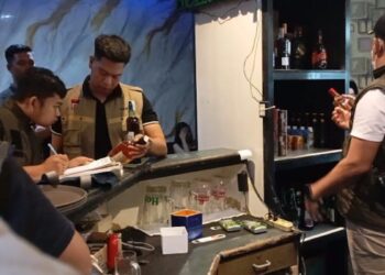 Razia gabungan yang diinisiasi Satpol PP Padang berhasil menyita belasan miras di sejumlah tempat hiburan malam. (dok. Humas Satpol PP Padang)