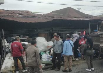 Satpol PP Padang tertibkan lokasi pengepul barang bekas di Kalawi. (dok. Humas Satpol PP Padang)