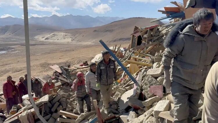 Tim penyelamat berupaya mencari korban di reruntuhan rumah setelah gempa bumi di Kota Shigatse, Daerah Otonomi Tibet, China, Selasa (7/1/2025). ANTARA FOTO/Tibet Fire and Rescue/REUTERS/Spt.