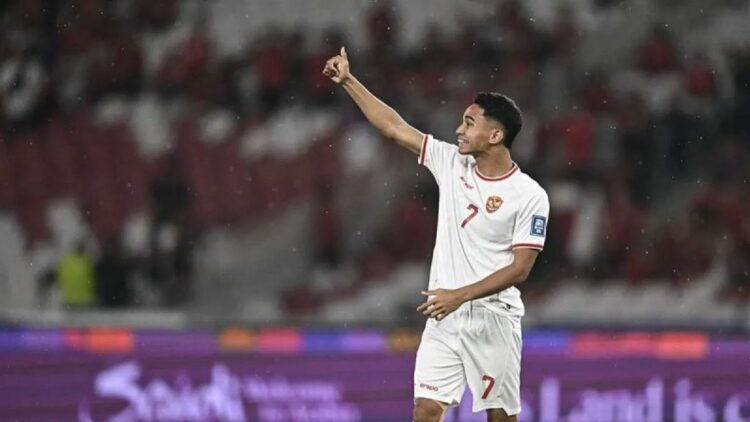 Ini Empat Pemain Muda yang Bersinar di Era STY 1 Pesepak bola Timnas Indonesia Marselino Ferdinan mengacungkan jempol ke rekan senegaranya saat melawan Timnas Arab Saudi pada pertandingan Grup C putaran ketiga Kualifikasi Piala Dunia 2026 Zona Asia di Stadion Utama Gelora Bung Karno, Senayan, Jakarta, Selatan (19/11/2024). ANTARA FOTO/Aprillio Akbar/YU/pri.