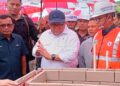 Wamen PKP Fachri Hamzah dan jajaran Direksi SIG dan PT Semen Padang melihat proses pemasangan SEPABLOCK. (dok. Radarsumbar)