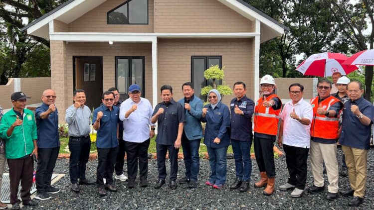 SIG Dorong Penggunaan Bata Interlock Presisi untuk Wujudkan 3 Juta Rumah 1 Wamen PKP dan jajaran manajemen SIG serta Semen Padang juga jajaran DPH DPD Aperbi di depan rumah SEPABLOCK. (dok. Humas)