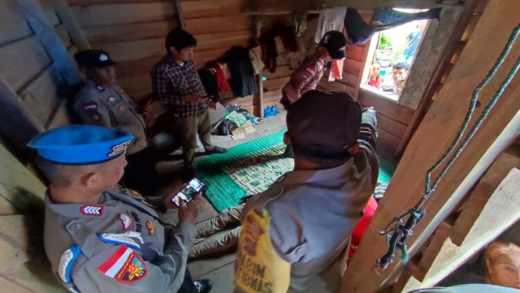 Seorang Remaja di Mentawai Ditemukan Tewas Tergantung di Kamar 1 Polisi melakukan identifikasi usai temuan pria gantung diri di Dusun Toktuk, Desa Muntei, Kabupaten Kepulauan Mentawai. (Foto: Dok. Mentawaikita.com)