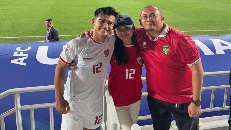 Unggahan Andre Rosiade Soal Kemenangan Timnas U-17 Diserbu Netizen: Dari Doa, Dukungan Sampai Sindiran 1 Andre Rosiade bersama Pratama Arhan dan Azizah Salsha. (Foto: Dok. Pribadi)