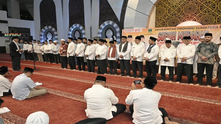 Gubernur mengukuhkan pengurus Masjid Raya Syech Ahmad Khatib Al Minangkabawi periode 2024-2027. (Foto: Biro Adpim Sumbar)