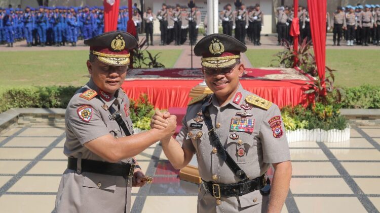 Irjen Pol (Purn) Suharyono salam komando dengan Irjen Pol Gatot Tri Suryanta di lapangan apel Mapolda Sumbar, Minggu (5/1/2025). (Foto: Istimewa)