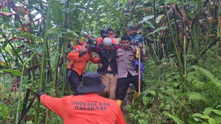 Tersesat saat Cari Durian, Tiga Pria di Padang Akhirnya Dievakuasi Tim SAR 1 Warga Bungus Padang yang tersesat di hutan berhasil diselamatkan oleh Basarnas Padang. (Foto: Humas Basarnas Padang)