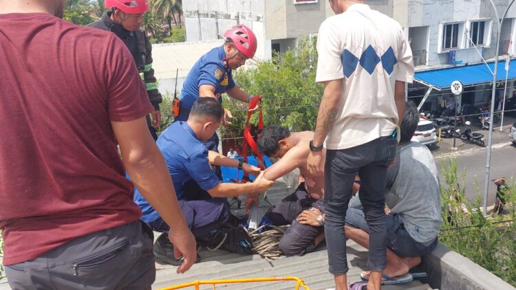 Seorang Pekerja Tersengat Listrik di Padang, Dinas Damkar Lakukan Evakuasi Cepat 1 Dinas Damkar Padang mengevakuasi seorang pekerja yang tersengat listrik di jalan raya Indarung. (Foto: Dok. BPBD Padang)